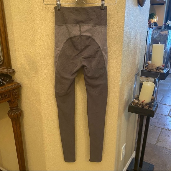 TWENTY MONTREAL Women Gray Textured 3D Athletic Leggings Size XS - Picture 4 of 9